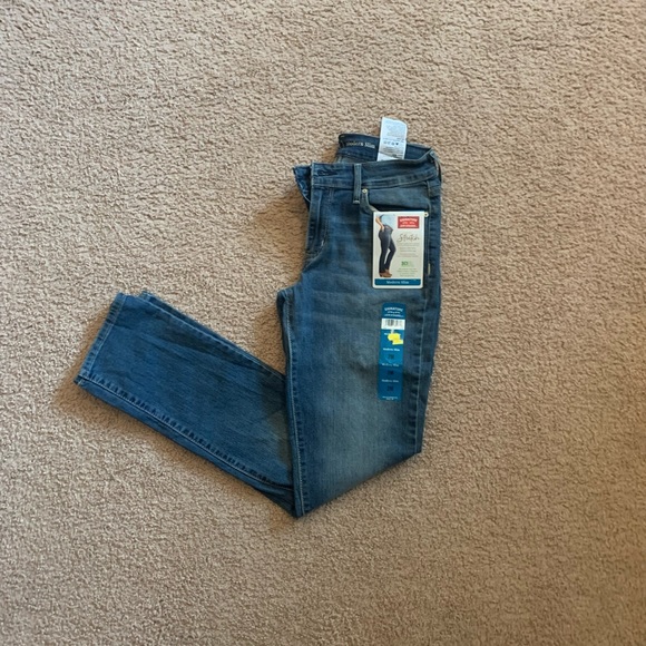 Woman’s Levi’s Signature Jeans - Picture 2 of 7